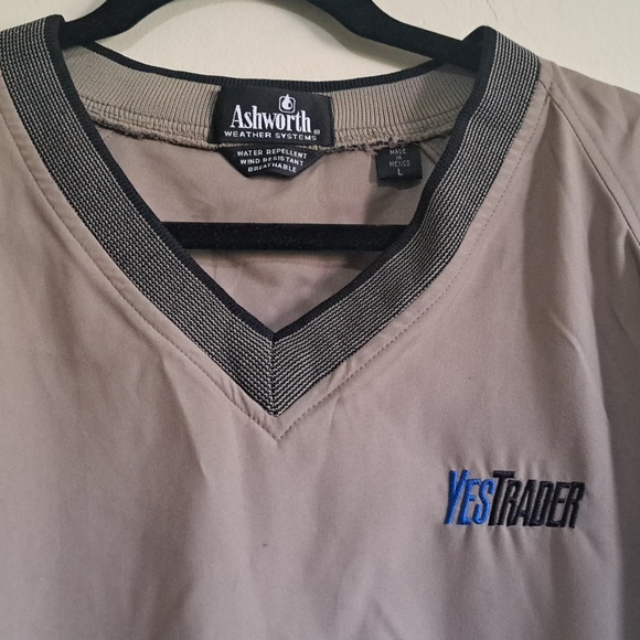 Golf MENS water & wind resistant top Kaki color V neck Perfect for fall weather - Picture 4 of 9